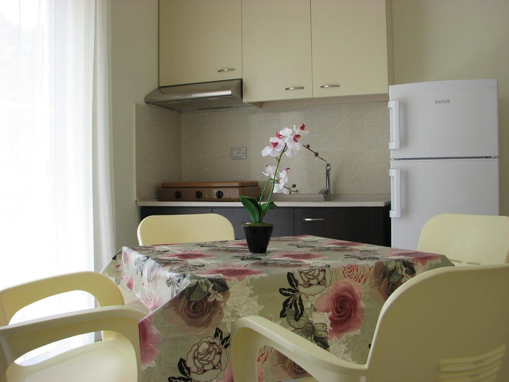 Aparthotel Vila Tufi Velipojë Esterno foto