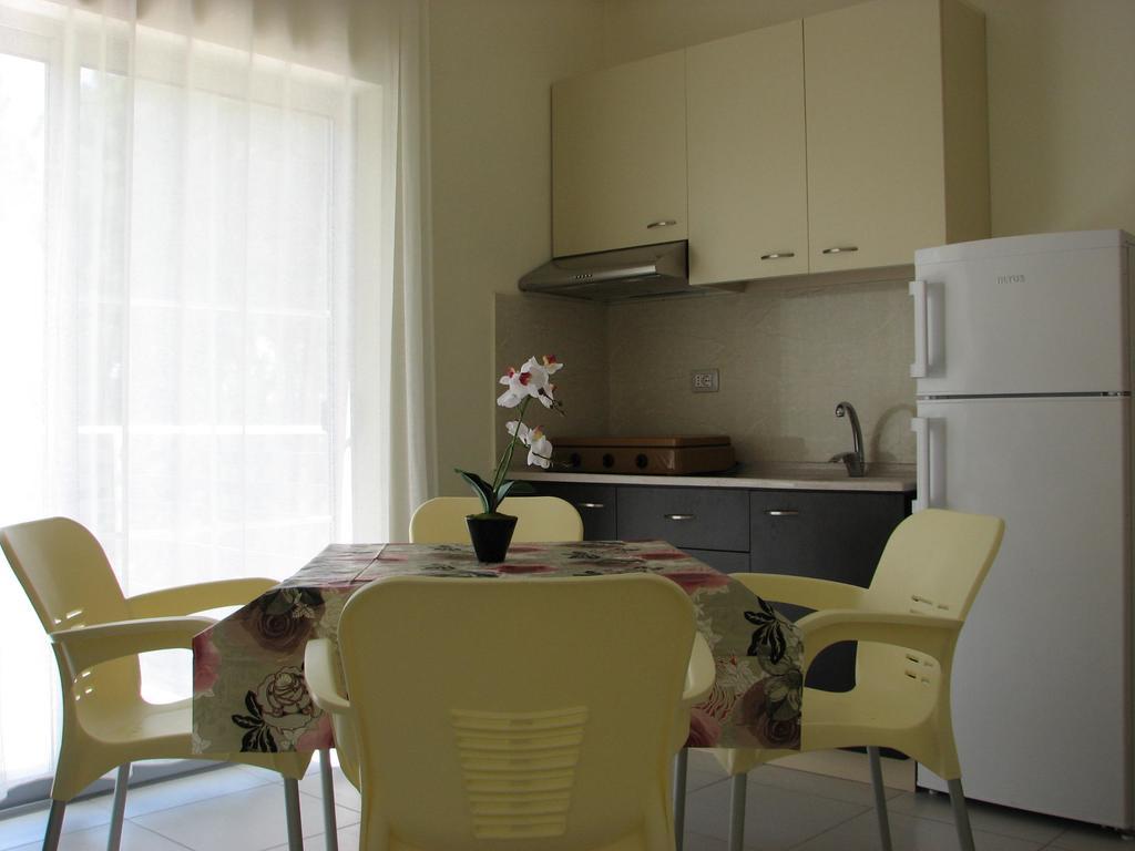 Aparthotel Vila Tufi Velipojë Esterno foto